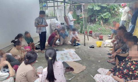 Bắt quả tang 17 người lắc tài xỉu ăn tiền ở An Giang