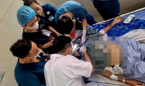 Nguy kịch vì viên thuốc mắc đường thở, bác sĩ mở khí quản ngay tại phòng bệnh