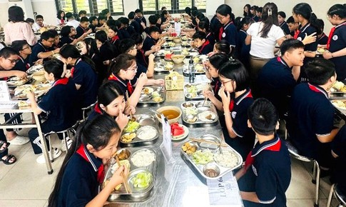 Bài toán quản trị và nề nếp bán trú tại trường học quy mô lớn sau sáp nhập