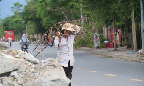 Sạt lở áp sát nhà dân, chạy đua dựng kè trước mùa mưa bão