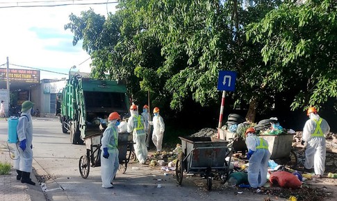 Thu gom r&#225;c trong “b&#227;o dịch” COVID-19