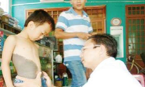 Bắt bệnh cho ch&#225;u b&#233; “da tr&#226;u” ở Quảng Nam