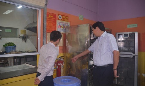 Y&#234;u cầu cơ sở cung cấp suất ăn l&#224;m 29 học vi&#234;n ngộ độc dừng kinh doanh ăn uống