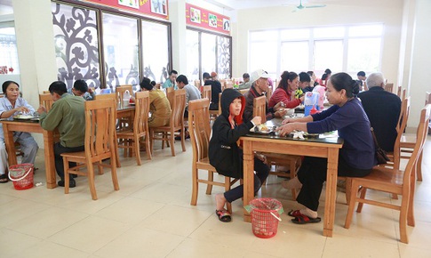 Ấm l&#242;ng cơm bệnh viện ng&#224;y Tết