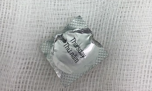 Bệnh nh&#226;n uống thuốc &quot;xơi&quot; liền cả... vỏ