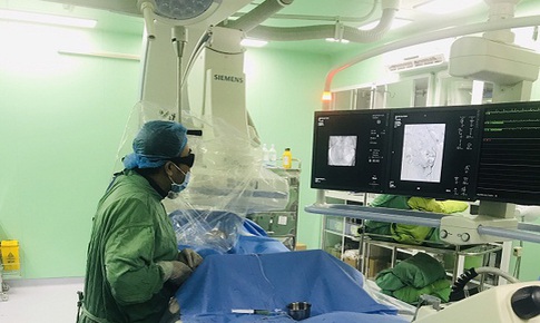 Nút động mạch điều trị tiểu ra máu