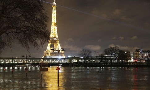 Mưa lớn nhất ở Ph&#225;p trong v&#242;ng 50 năm, lũ lụt đỉnh điểm ở Paris