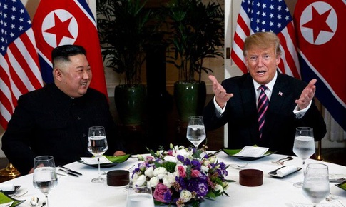 C&#250; bắt tay lịch sử Trump-Kim tại H&#224; Nội