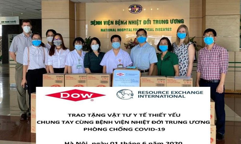 Trao tặng vật tư y tế ph&#242;ng chống COVID-19 cho BV Bệnh Nhiệt đới TW v&#224; BVĐK Đồng Nai