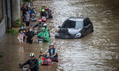 Jakarta hứng chịu lũ lụt, hơn 1000 người phải sơ t&#225;n