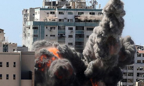 Cuộc kh&#244;ng k&#237;ch của Israel san phẳng t&#242;a cao ốc ở dải Gaza