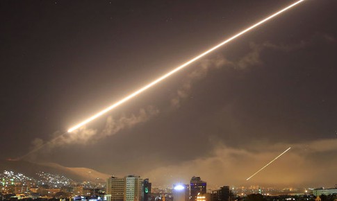 Syria đ&#225;nh chặn t&#234;n lửa Israel tr&#234;n bầu trời Damascus