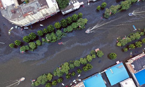 Cứu hộ lũ lụt ở trung t&#226;m th&#224;nh phố T&#226;n Hương, tỉnh H&#224; Nam, Trung Quốc