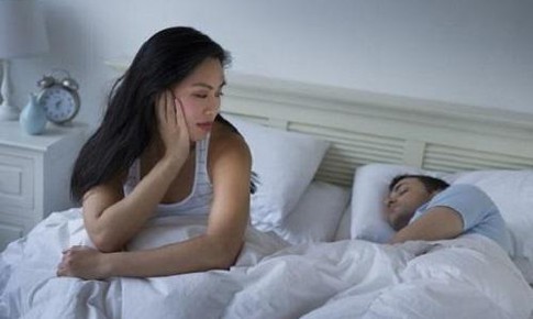 Do đâu mà “gối chăn nhạt nhẽo”?