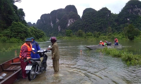 Quảng B&#236;nh: Điều động cano vượt lũ đưa 2 sản phụ chuyển dạ đến bệnh viện an to&#224;n