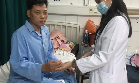 Đang chờ lên máy bay, người đàn ông bỗng nhiên khuỵ