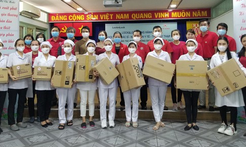 Trao 250 suất quà cho các y, bác sĩ, tình nguyện viên tiêu biểu tại các Hội Chữ thập đỏ