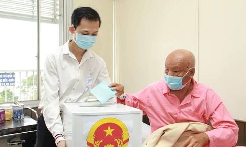Bệnh nh&#226;n được bỏ phiếu ngay tr&#234;n giường bệnh