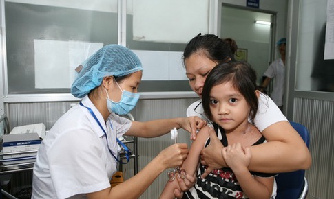 Nhiều quốc gia xử phạt phụ huynh không cho con tiêm phòng