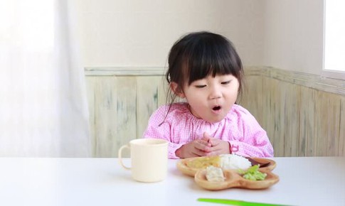 Bỏ mặc trẻ đói, sẽ tự ăn, đúng hay sai?