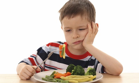 Bé nhai một bên ảnh hưởng gì?