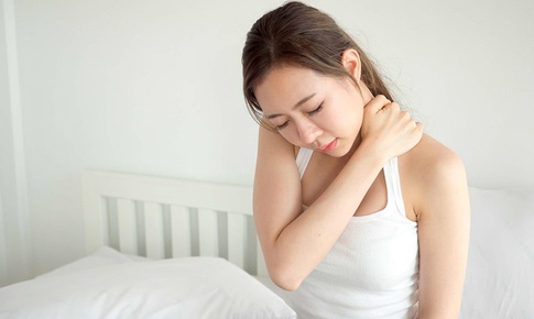 Đau gáy sau khi ngủ dậy