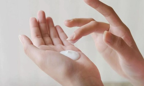Nguy hại khi sử dụng kem b&#244;i &#226;m đạo chứa estradiol qu&#225; 4 tuần