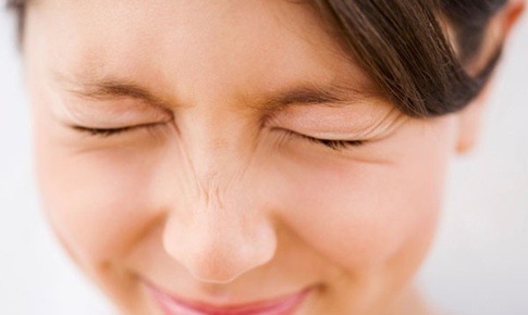 Nháy mắt liên tục có đáng lo?