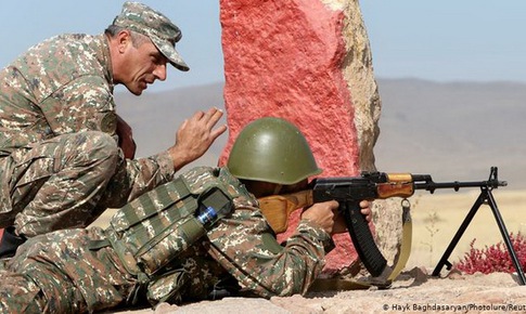 Azerbaijan - Armenia: Lại ngừng bắn nh&#226;n đạo, triển vọng h&#242;a b&#236;nh mong manh