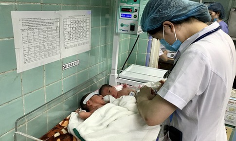 Mổ bắt con cho 2 trường hợp sinh ba