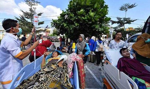 Động đất ở Indonesia: bệnh nh&#226;n phải nằm trong lều, b&#225;c sĩ gặp kh&#243; khăn khi điều trị