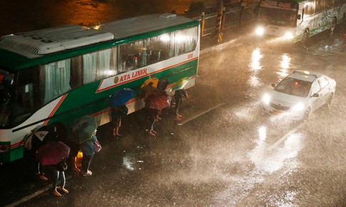 B&#227;o Mangkhut qu&#233;t qua Philippines với sức gi&#243; c&#243; thể nhấc bổng &#244; t&#244;