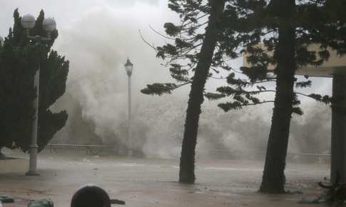 B&#227;o Mangkhut v&#224;o Hồng K&#244;ng, Trung Quốc quật đổ c&#226;y, thổi bay người