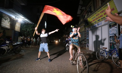 Người d&#226;n th&#244;n Đ&#244;ng Cứu được dỡ bỏ phong tỏa - Đ&#243;n ch&#224;o ng&#224;y mới