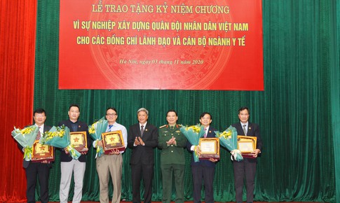 Lễ trao tặng Kỷ niệm chương “V&#236; Sự nghiệp x&#226;y dựng Qu&#226;n đội nh&#226;n d&#226;n Việt Nam”