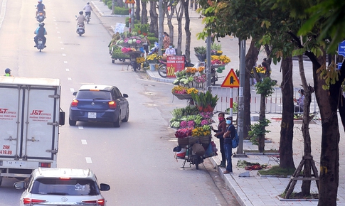 H&#224;ng rong v&#244; tư b&#225;n, đường phố vẫn đ&#244;ng đ&#250;c s&#225;ng ng&#224;y đầu H&#224; Nội thực hiện Chỉ thị 16