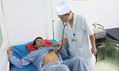 Su&#253;t mất mạng v&#236; ăn canh mật c&#225; trắm