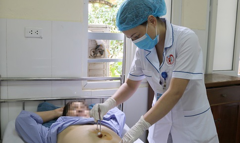 Xử tr&#237; th&#224;nh c&#244;ng trường hợp phụ nữ 55 tuổi bị &quot;dạ d&#224;y chui l&#234;n ổ bụng&quot;