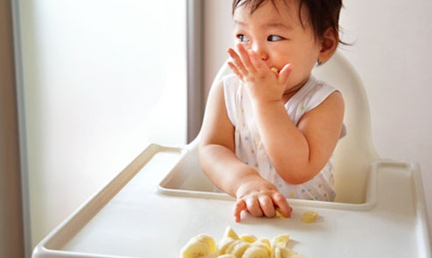 Mẹ lơ đễnh trong lúc cho con ăn chuối, bé 8 tháng tuổi ngừng thở vì sặc