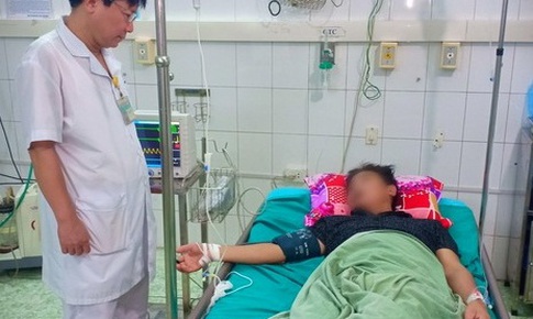 Mang rượu ngâm quý mời bạn, uống xong cả hai nhập viện cấp cứu