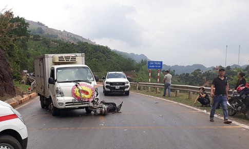 Sơn La: Hai thanh ni&#234;n &quot;ng&#225;o rượu&quot; đ&#226;m v&#224;o xe tang, phải nhập viện cấp cứu