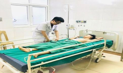 Cứu sống ngoạn mục ch&#225;u b&#233; bị vỡ gan, sốc mất m&#225;u nặng do ng&#227; xe đạp