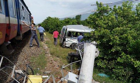 B&#236;nh Thuận: &#212; t&#244; 16 chỗ t&#244;ng v&#224;o t&#224;u hoả, 3 người tử vong