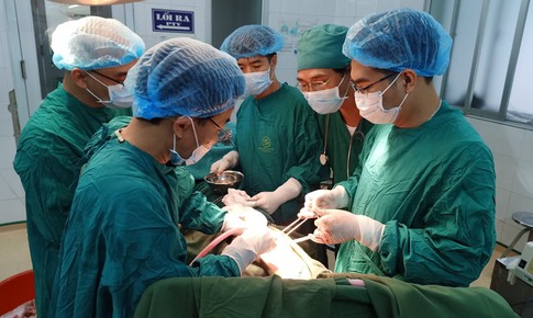 Cấp cứu thành công cho bệnh nhân bị chồng dùng dao đâm thấu ngực