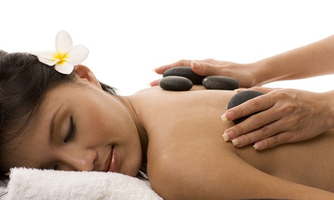 Massage trị liệu bằng đ&#225; n&#243;ng: Lợi &#237;ch v&#224; những cảnh b&#225;o