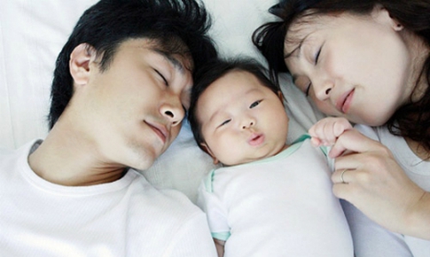Trẻ sơ sinh ngủ cùng cha mẹ dễ tử vong do ngộp thở