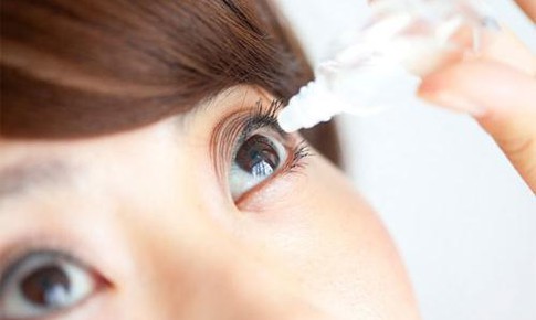 Tai biến nghiêm trọng do tự nhỏ thuốc mắt chứa corticoid