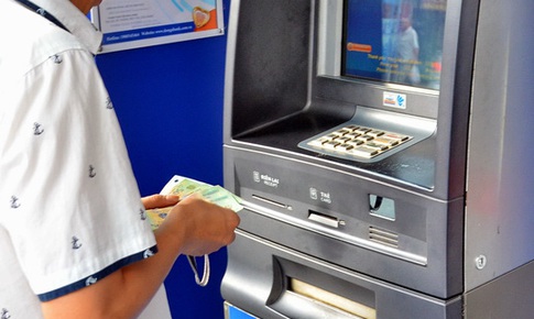 Tăng phí ATM, người dân được lợi gì?