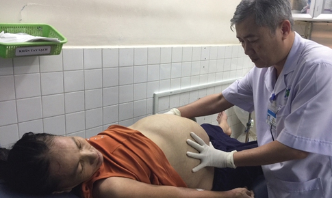 Phận khó đành vác nặng khối u 20kg trong bụng!