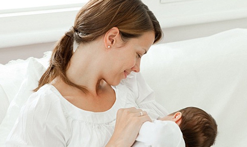 Những lưu ý khi bà mẹ cho con bú mà có thai